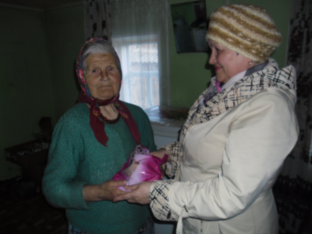 Вручение памятного сувенира Горелой Ираиде Ильиничне.JPG